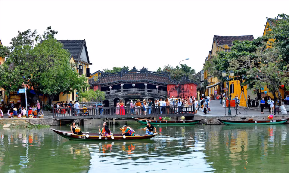 Tourists indulge in boating along the Hoai River. Situated on the lower stretch of the Thu Bon River in the central coastal province of Quang Nam, Hoi An stands out as the sole Southeast Asian port and market in Vietnam and is quite rare in the world, preserving nearly 1,360 architectural relics that remain untouched, such as streets, houses, pagodas, shrines, ancient wells, and tombs. (Photo: VNP/VNA)