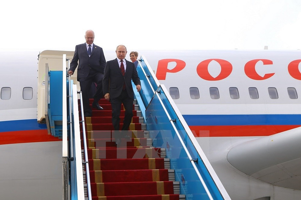 Russian President Vladimir Putin lands at Da Nang International Airport on November 10 morning (Photo: VNA)