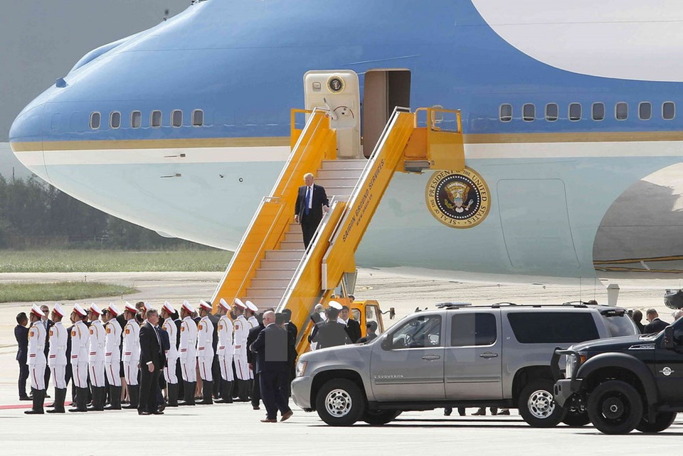 A view of the welcoming ceremony for President Trump at Da Nang International Airport (Photo: VNA)