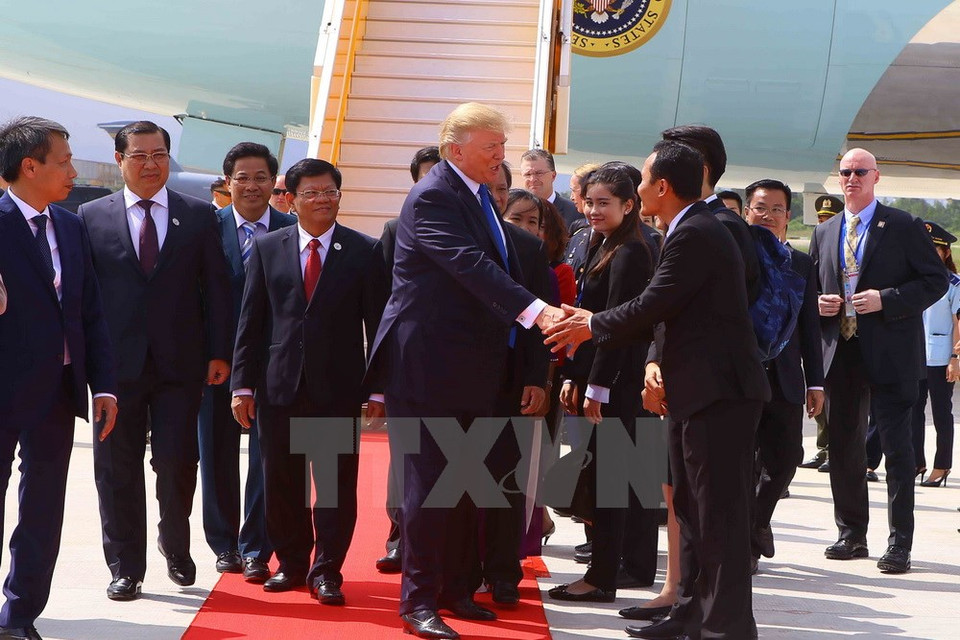 President Donald Trump is welcomed by Vietnamese officials (Photo: VNA)