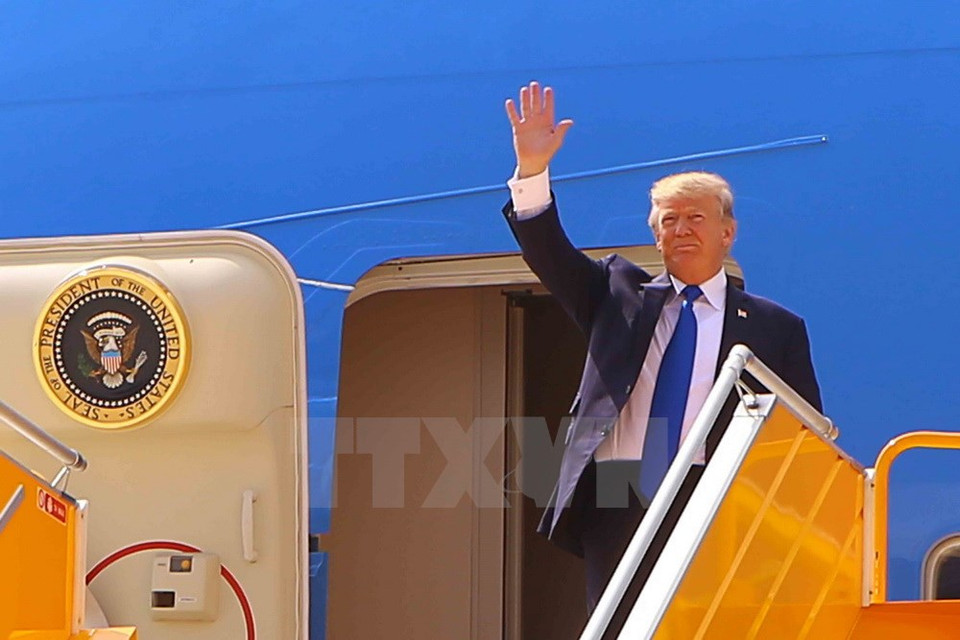 US President Donald Trump waves when he arrives in Da Nang (Photo: VNA)