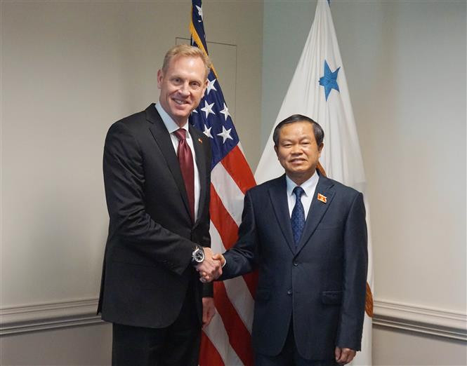 NA Vice Chairman Gen. Do Ba Ty (right) and Deputy Secretary of Defence Patrick Shanahan (Photo: VNA)