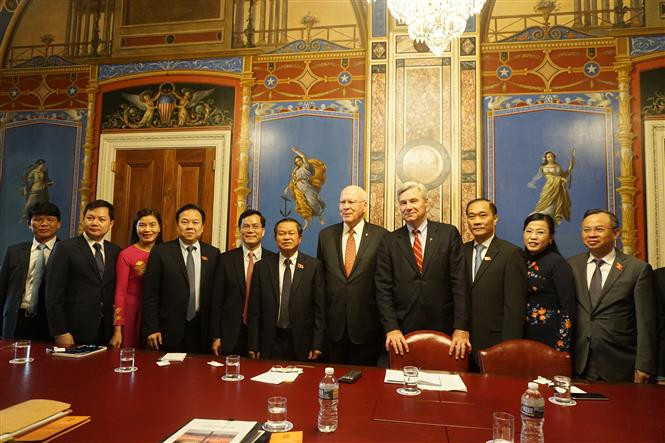 The NA delegation meets with senior US Senator at the Capitol Building (Photo: VNA)