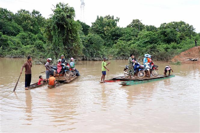 Transporting people from flooded areas to safer places (Photo: VNA)