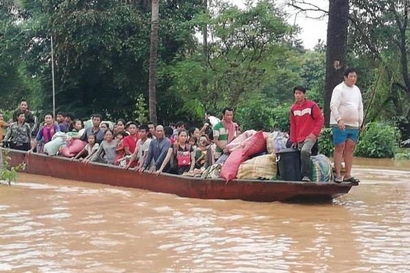 Displaced residents evacuate on a boat (Source: Attapeu Today)
