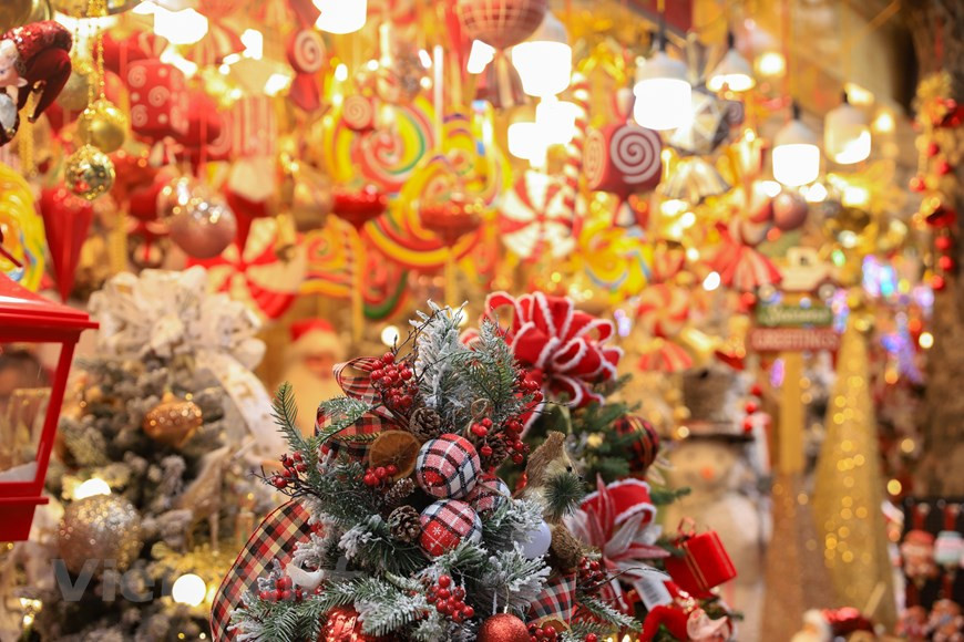 Hang Ma street is decked out in red and yellow with thousands of ornaments and colourful lights. (Photo: VNA)