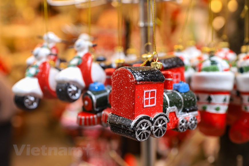 Not just a festive occasion for Catholics, Christmas has also become popular among other Vietnamese in recent years. (Photo: VNA)