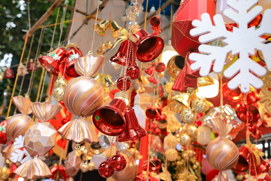 Many Christmas decorations sell well, like Christmas trees, Santa Claus figurines and outfits, stone grottoes, tinsel, lights, lanterns, snowmen, clothing, and other gift items. (Photo: VNA)