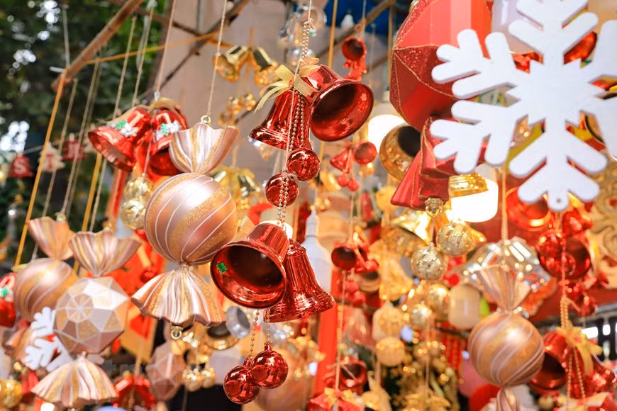 Many Christmas decorations sell well, like Christmas trees, Santa Claus figurines and outfits, stone grottoes, tinsel, lights, lanterns, snowmen, clothing, and other gift items. (Photo: VNA)