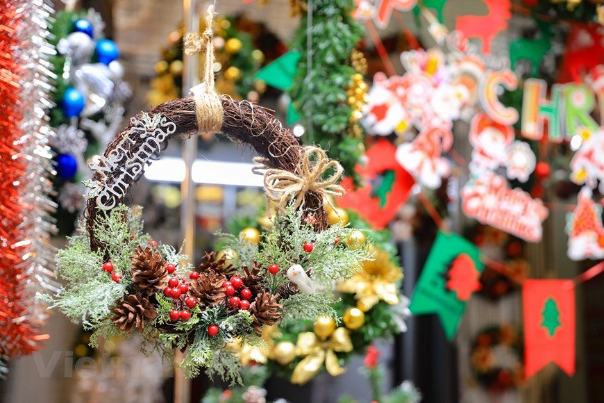 Laurel wreathes are a popular decorative item for Christmas. (Photo: VNA)