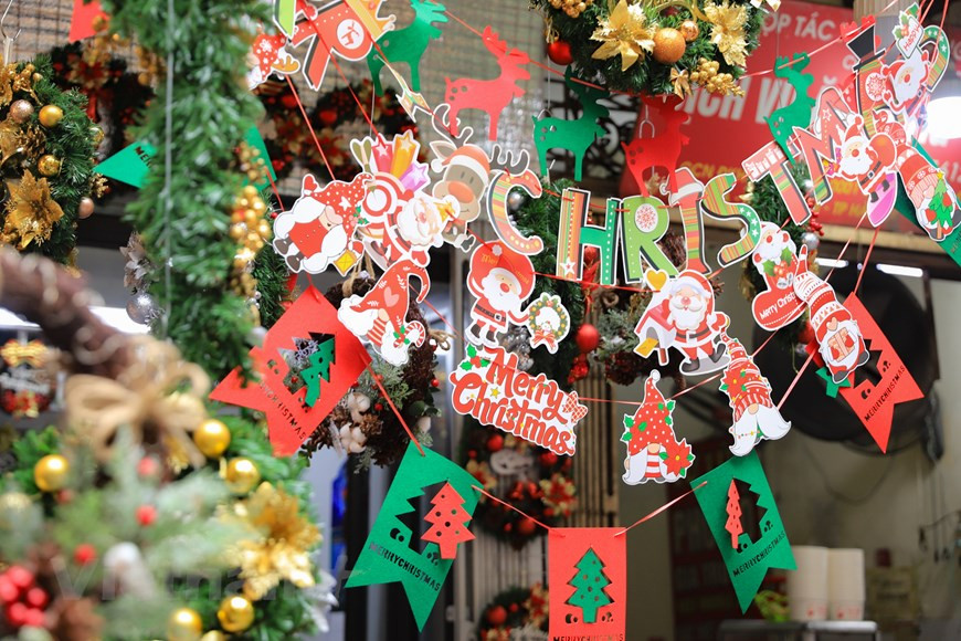Hang Ma Street, dedicated throughout the year to selling decorations for festivals, turns into a Christmas market in December. (Photo: VNA) 