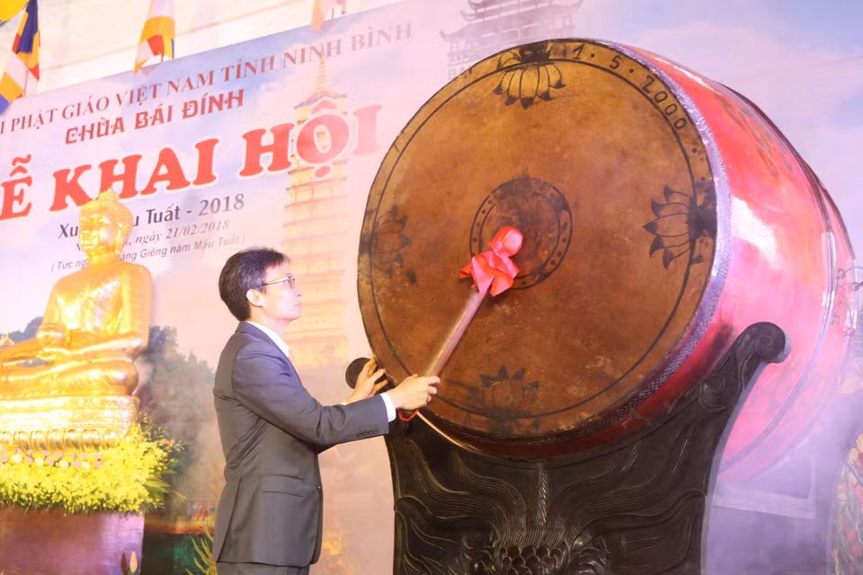 Deputy Prime Minister Vu Duc Dam beats the drum to open the Bai Dinh Pagoda Festival on February 21 (Photo: VNA)