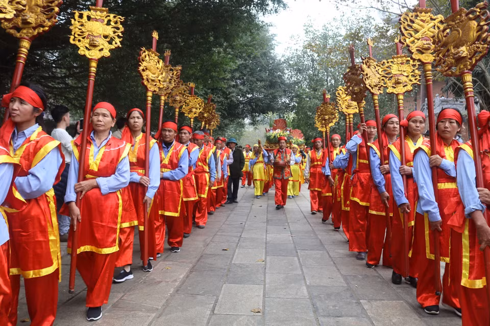 A palanquin procession at the Bai Dinh Pagoda Festival. The Bai Dinh Pagoda is a big complex of Buddhist temples in Trang An Landscape Complex - a world cultural and natural heritage site recognised by UNESCO (Photo: VNA)