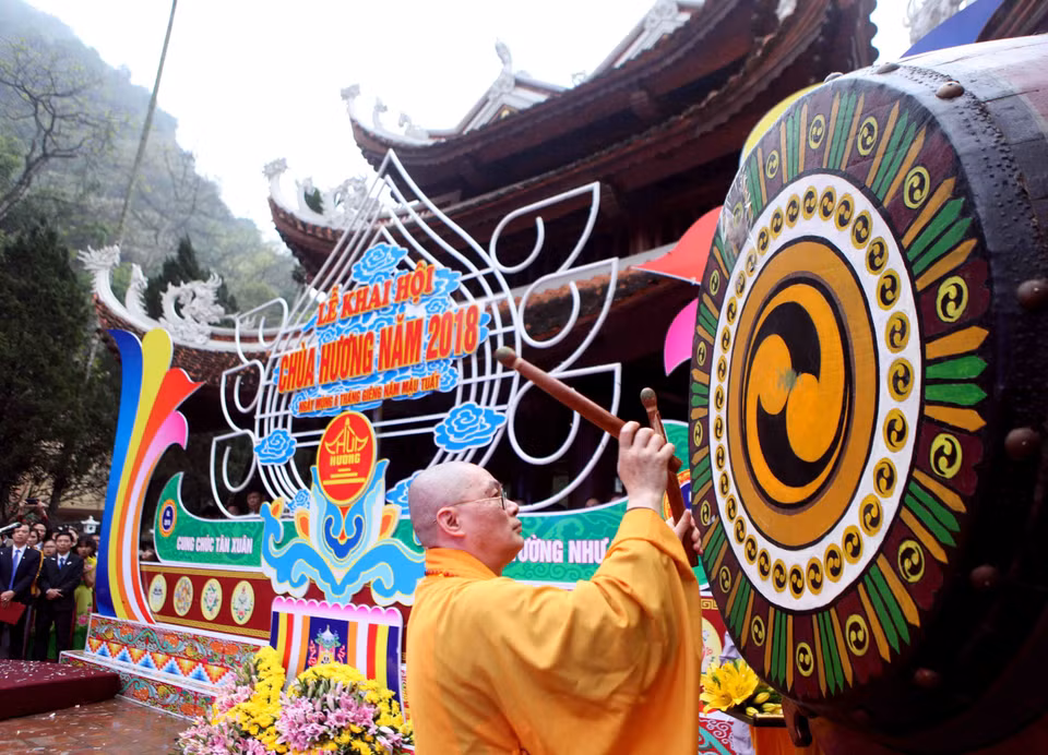A monk beats the drum to open the Huong Pagoda Festival on February 21 (Photo: VNA)