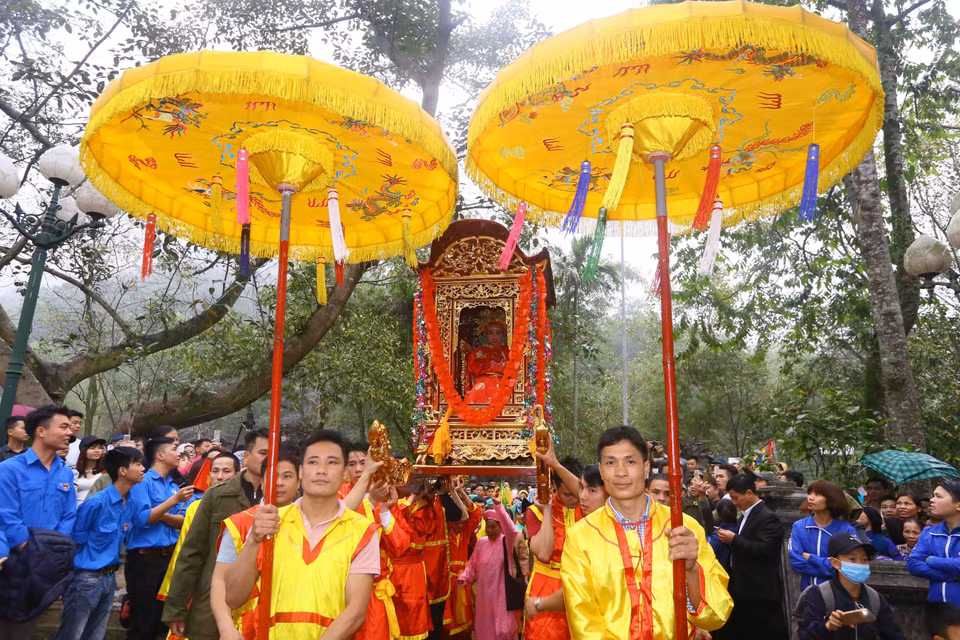 A palanquin procession at the Giong Festival of Soc Temple. The festival honours the mythical hero, god and saint Thanh Giong, who is credited with defending the country from foreign enemies and worshipped as the patron god of the harvest, national peace and family prosperity (Photo: VNA)