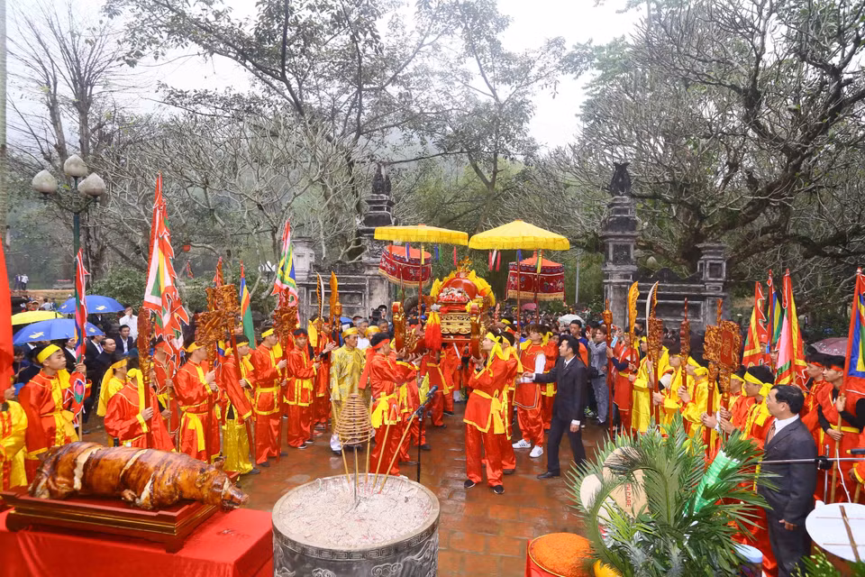 A procession at the Giong Festival of Soc Temple. The Giong Festival of Soc Temple and Phu Dong Temple in Hanoi's Gia Lam district was listed in the representative list of the intangible cultural heritage of humanity (Photo: VNA)