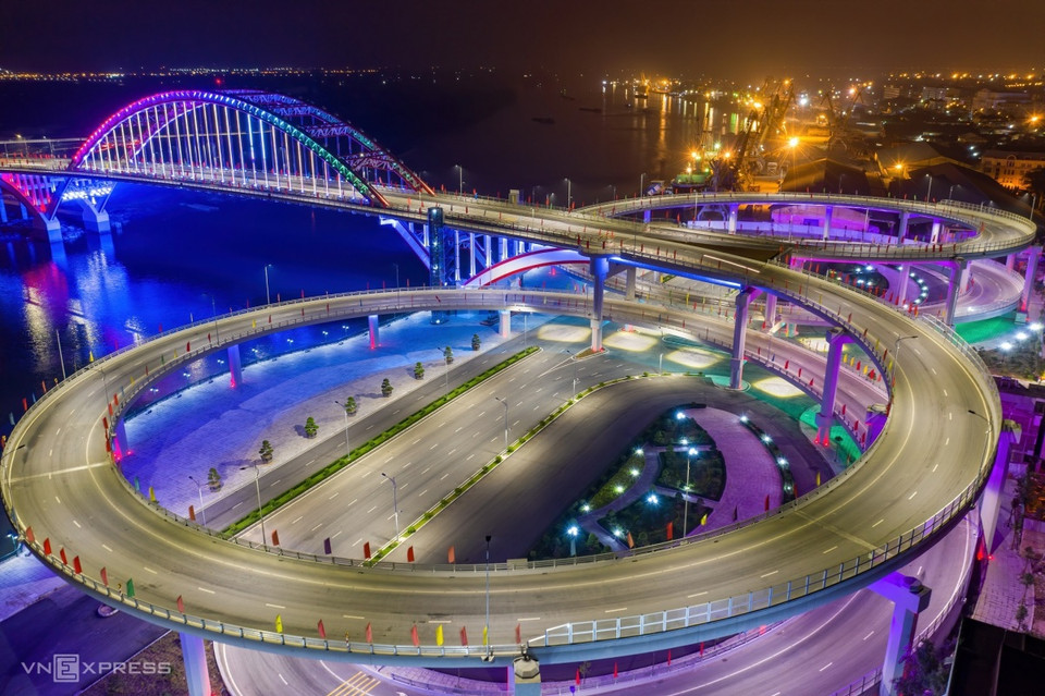 Hoang Van Thu Bridge is located in Hai Phong city, around two hours east of Hanoi. The 1.5-kilometre bridge crossing Cam River was inaugurated in 2019 after three years of construction. The 2.1 trillion VND bridge funded by the municipal budget has helped boost socio-economic development of the northern port city. (Photo: Tran Ming Luong)