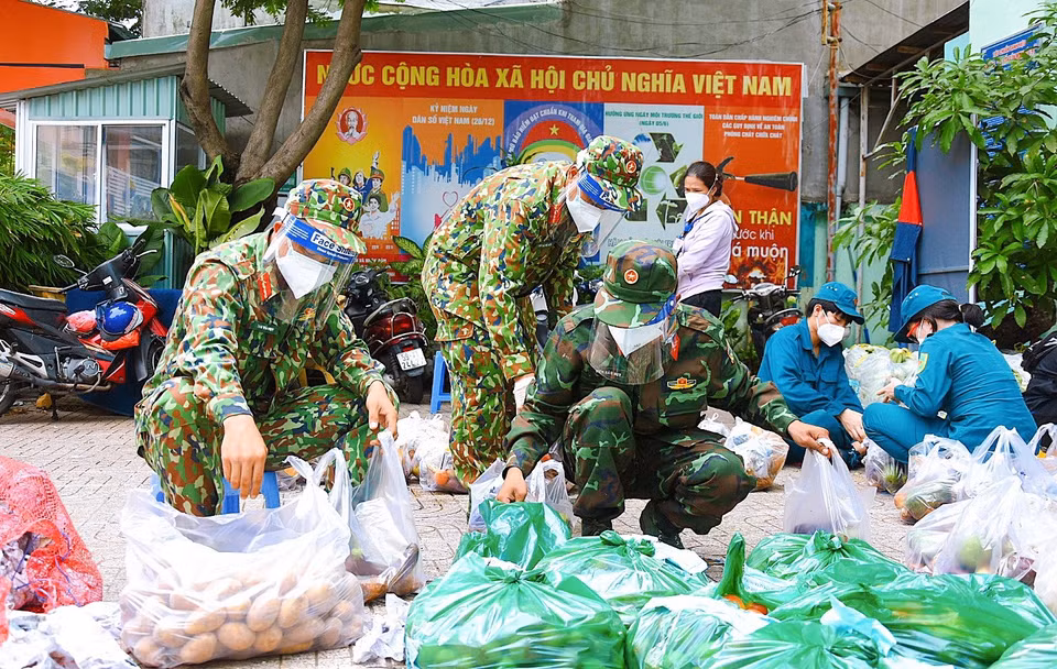 Young soldiers prepare goods for people in Ho Chi Minh City. (Photo: VNA)