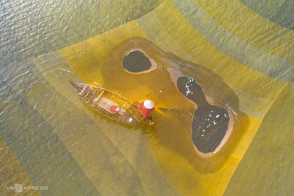 Fishermen make a living with a fishing tool which looks like a “golden hammock” sprung up on Thu Bon river, near Cua Dai beach, Quang Nam. (Photo: Vo Van Viet)