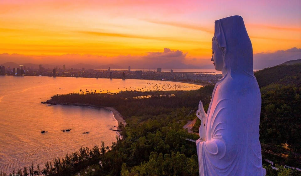 Sunset on Son Tra peninsula. The statue of Quan The Am Bodhisattva is located at Linh Ung Pagoda – Bai But, facing the peninsula, about 10 km from the centre of Da Nang. (Photo: Vo Van Viet)