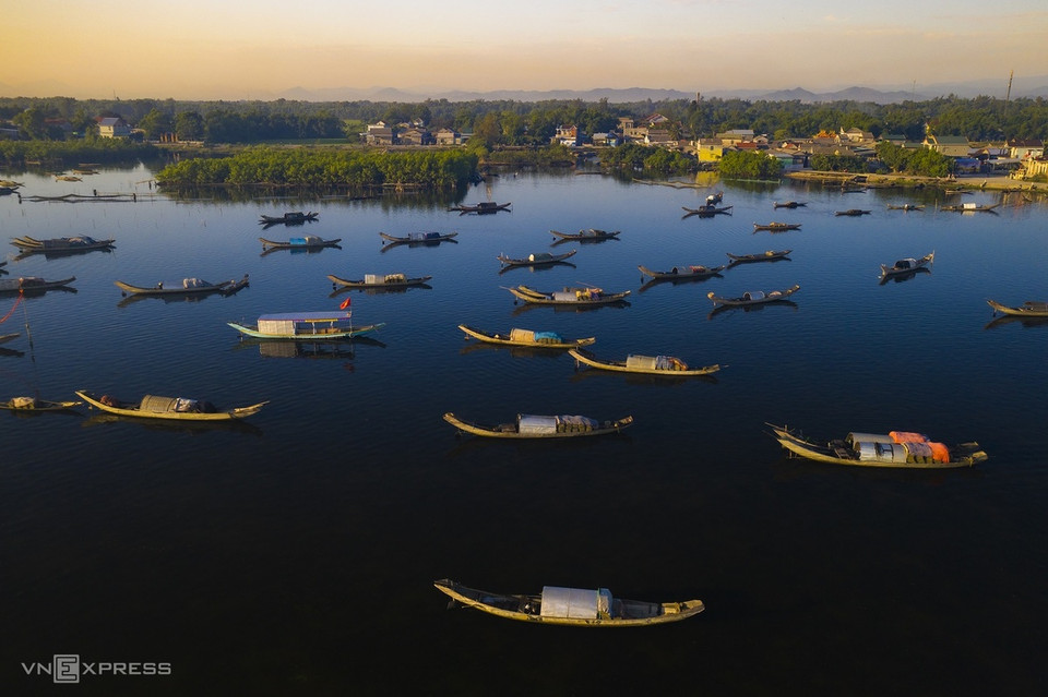Peaceful scene on the lagoon. (Photo: Vo Van Viet)