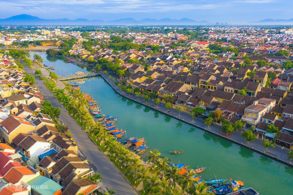 Hoi An, an ancient town in the coastal plain of Quang Nam, shows a contemplative beauty through an aerial view, with mossy tiled roofs and An Hoi bridge spanning Hoai River which flows through the city. (Photo: Vo Van Viet)