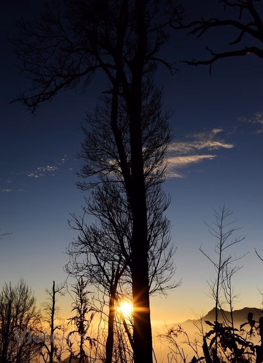 Sunset is falling on the mountainside. (Photo: VNA)