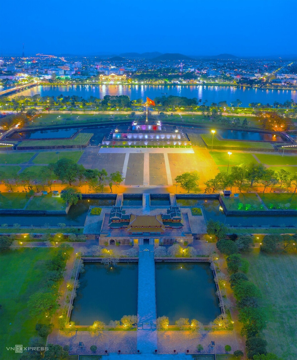Thua Thien – Hue has diverse natural landscapes such as Perfume River, Ngu Binh mountain, Vong Canh hill, lagoons, and historical sites with ancient architecture, notably the complex of Hue monuments. (Photo: Vo Van Viet)
