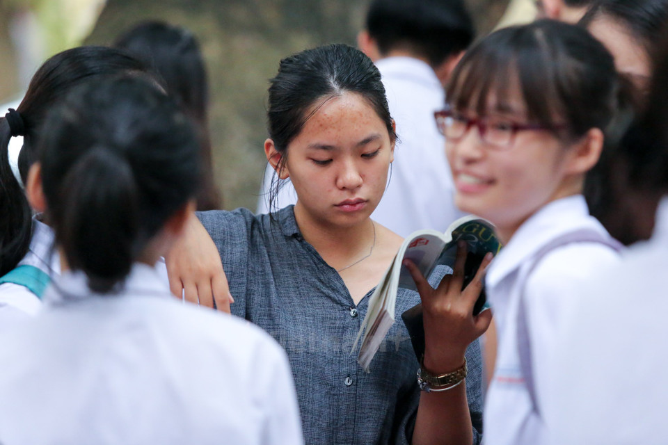 A student does some revision before the first test begins at the Viet Duc High School (Photo: VNA)