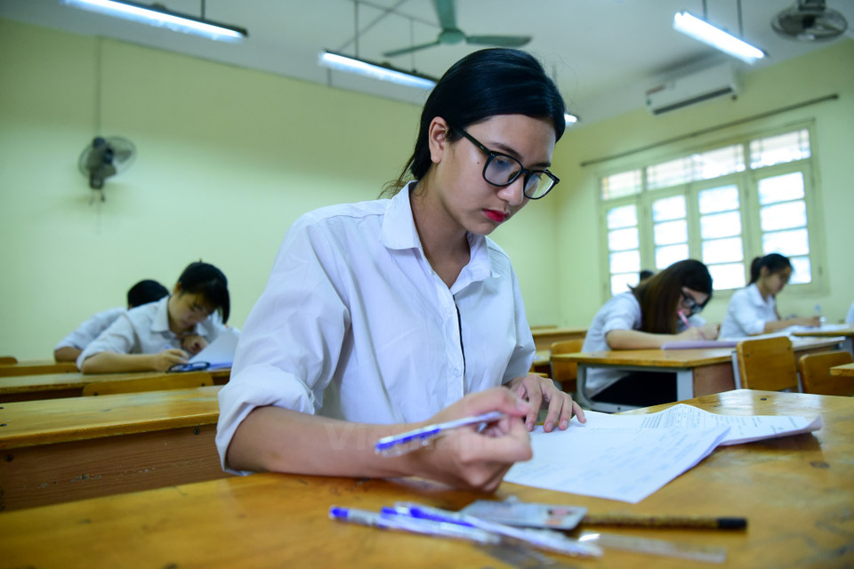 Examinees begin to take the first test at the Viet Duc High School on June 22 morning (Photo: VNA)
