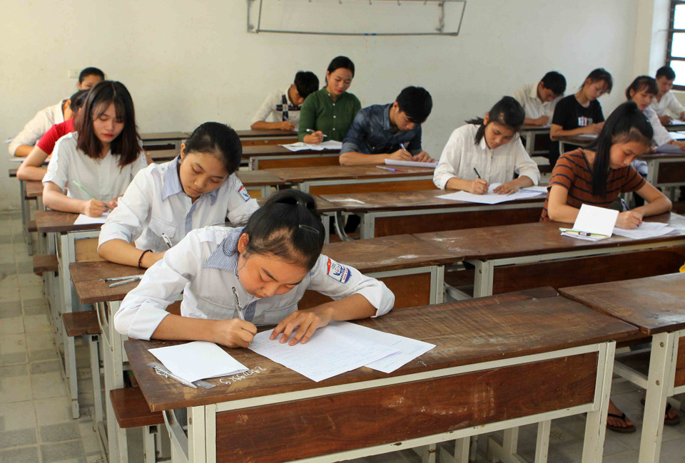 Students take the test on literature at the Nam Dan 1 High School in Nam Dan district, Nghe An province (Photo: VNA)