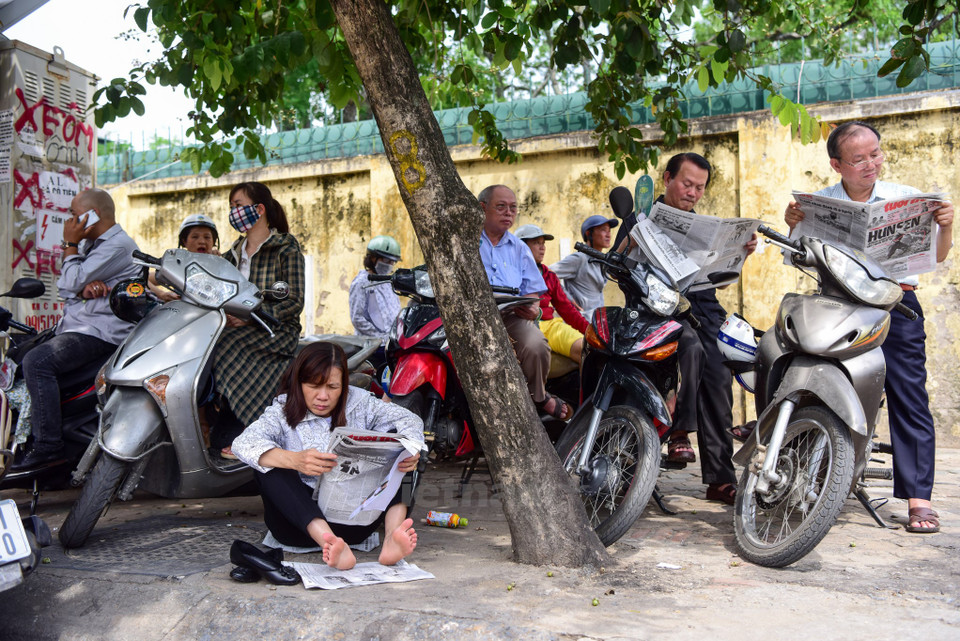 Relatives of students wait for their children to take the exam (Photo: VNA)