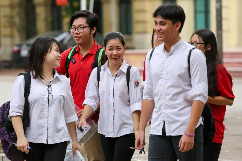 Examinees at the Viet Duc High School in Hanoi show ​their relaxed mood before taking the first test of the 2017 examination on June 22 morning (Photo: VNA)