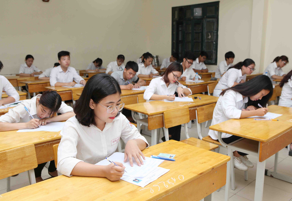 Students take the literature test at the Hoang Van Thu High School in Hanoi (Photo: VNA)