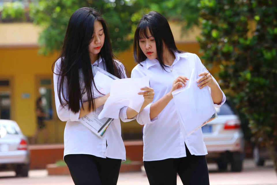 Students discuss after finishing the first test at the Chu Van An High School in Thai Nguyen province (Photo: VNA)