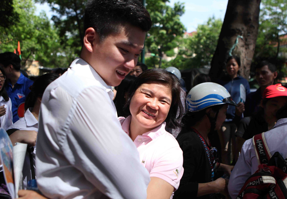 A student and his relative show their happiness after the first test is over at the Viet Duc High School in Hanoi (Photo: VNA)