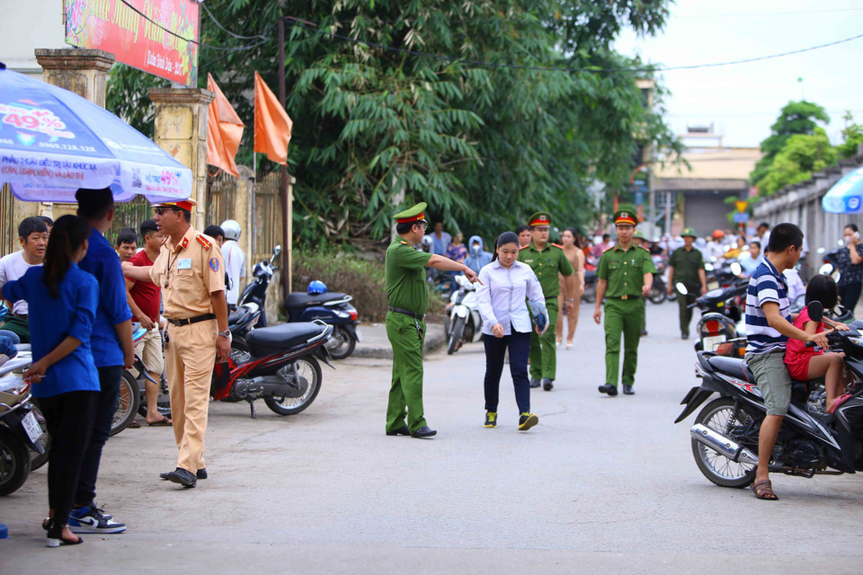 Policemen are deployed to ensure security and order at the Soc Son High School in Hanoi (Photo: VNA)