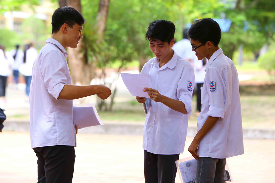 Students discuss after finishing the first test at the Chu Van An High School in Thai Nguyen province (Photo: VNA)