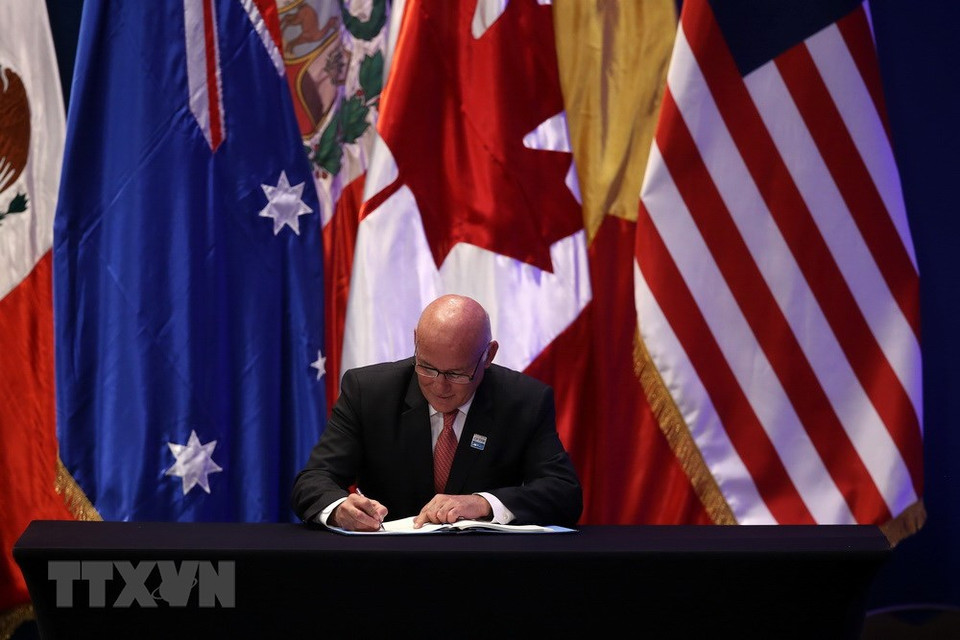 Peru's Minister of Foreign Commerce and Tourism signs the pact. (Photo: VNA)