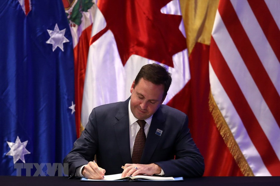 Australia's Minister for Trade Steven Ciobo signs the pact. (Photo: VNA)