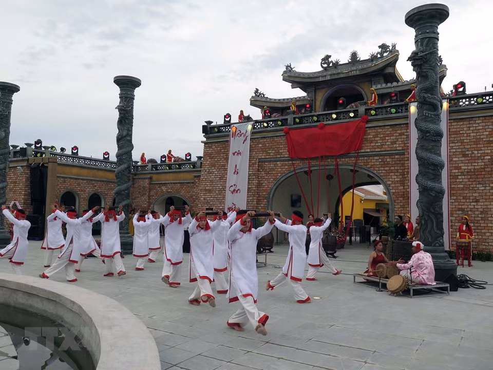 A performance of traditional Cham dances at the park. (Photo: VNA)
