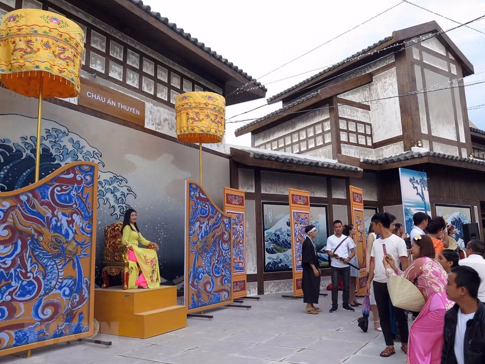 A visitor poses for a photo at the park's Japanese village. (Photo: VNA)