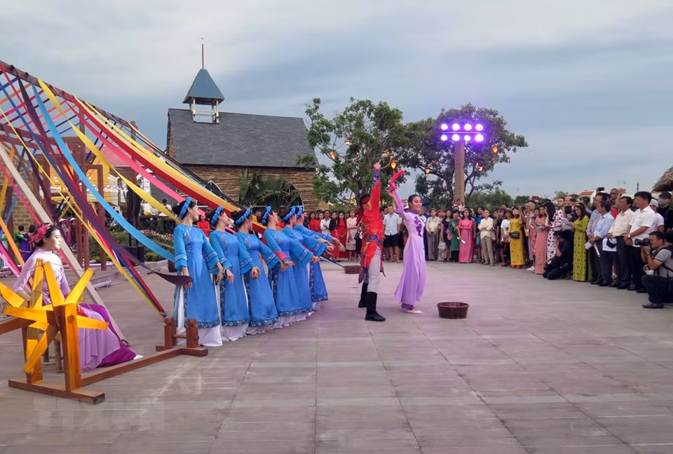 An outdoor silk dance performance at the Hoi An Impression Theme Park attracts a large crowd of audience. (Photo: VNA)
