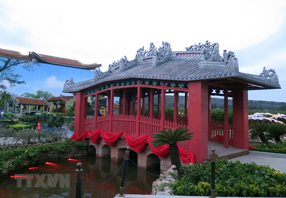 A replica of the iconic Chua Cau (Japanese Covered Bridge) at the Hoi An Impression Theme Park. The 10-hectare theme park is located in Hoi An city in the central coast province of Quang Nam. (Photo: VNA)