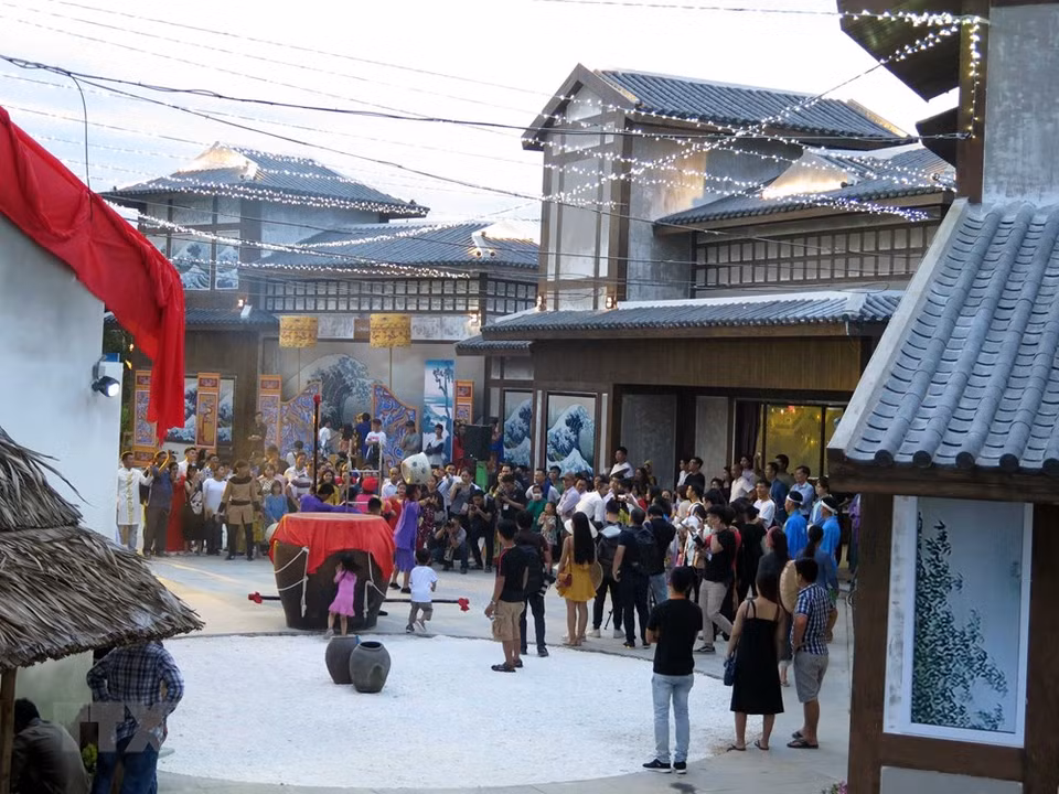 Visitors stop by to see circus performances at the park. (Photo: VNA)