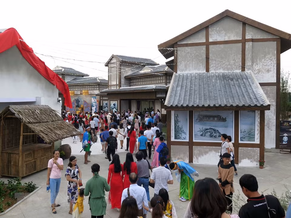A Japanese village with traditional houses is recreated at the park to offer visitors a glimpse of the Japanese culture. The park also includes indoor and outdoor theatres, shopping and entertainment complexes and 200 hotel rooms. (Photo: VNA)