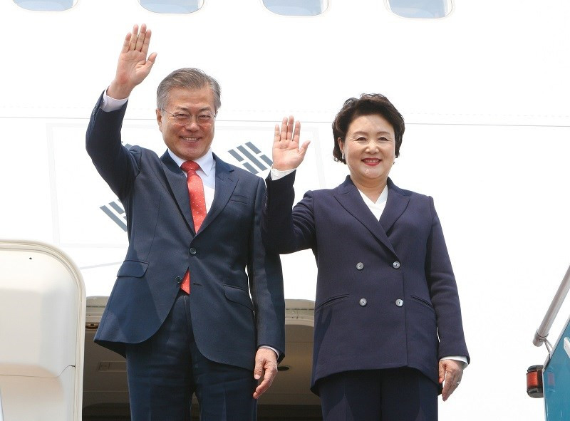 President Moon Jae-in and his spouse arrives at Noi Bai International Airport on March 22 afternoon (Photo: VNA)