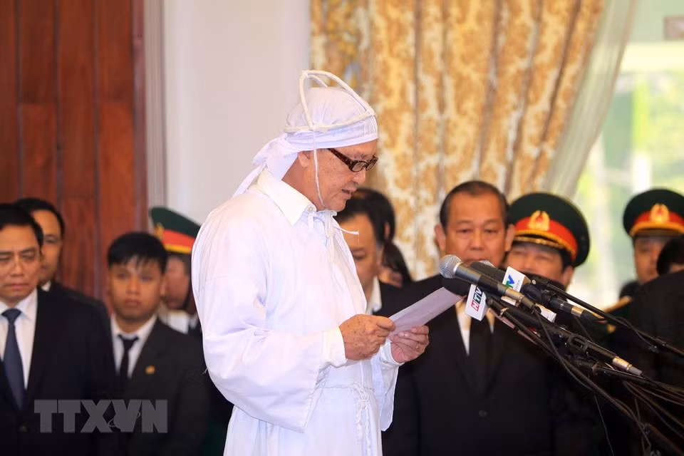 A representative of the bereaved family expresses appreciation at the memorial service (Photo: VNA)