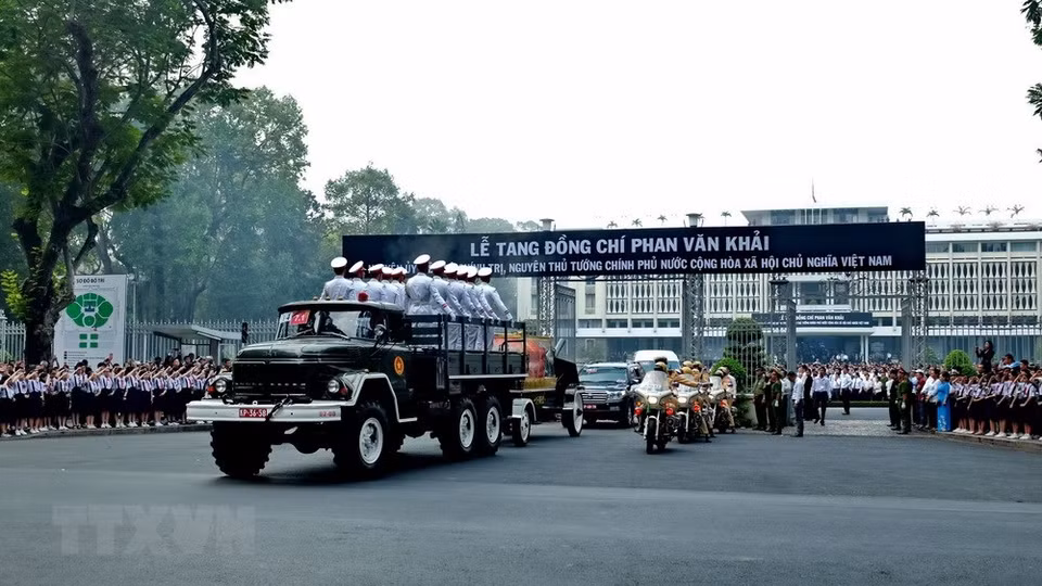 The convoy leaves Thong Nhat Hall to carry the coffin of late PM Phan Van Khai ​to the last resting place in his hometown in Tan Thong Hoi commune of Cu Chi district, HCM City (Photo: VNA)