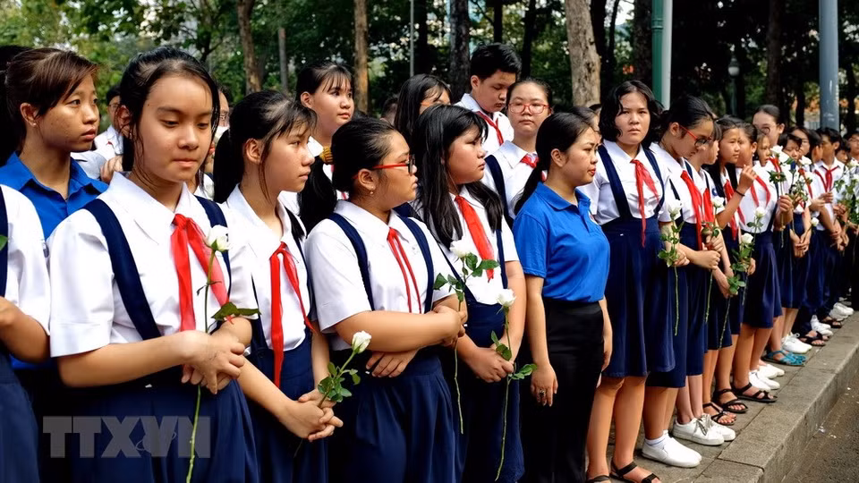 Loal students stand along the road to express respect to the late Government leader (Photo: VNA)
